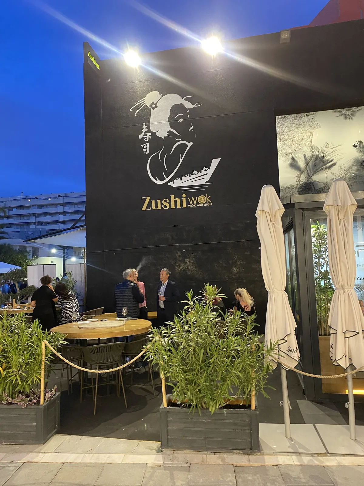 Mural de la geisha de ZUSHI WOK en la terraza